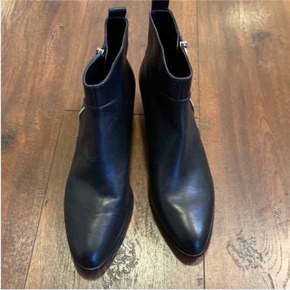Via Spiga Shoes Cayla Black Leather Low Heel Zipper Ankle Boots New size 8.5 - Picture 4 of 13